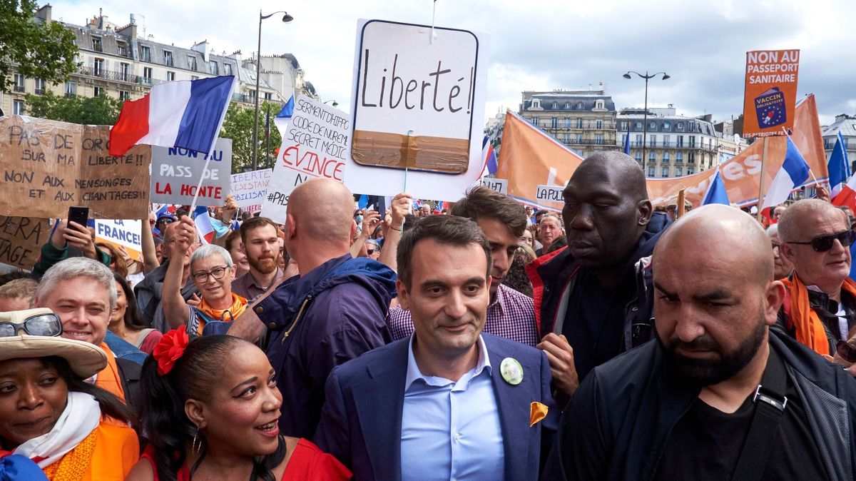 Ve Francii protestovalo přes 200 000 lidí proti zavedení covidových pasů